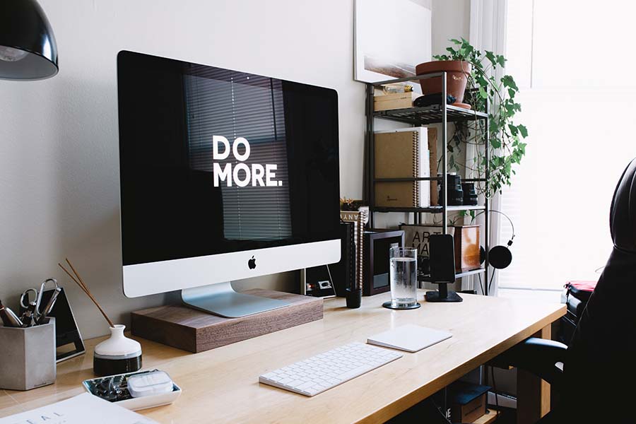 An Apple desktop computer promoting a motivational content.